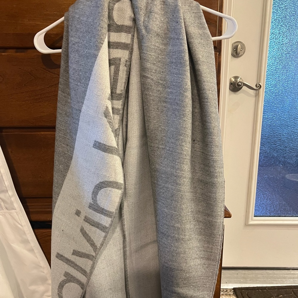 NWT women’s Calvin Klein logo scarf in gray and white
